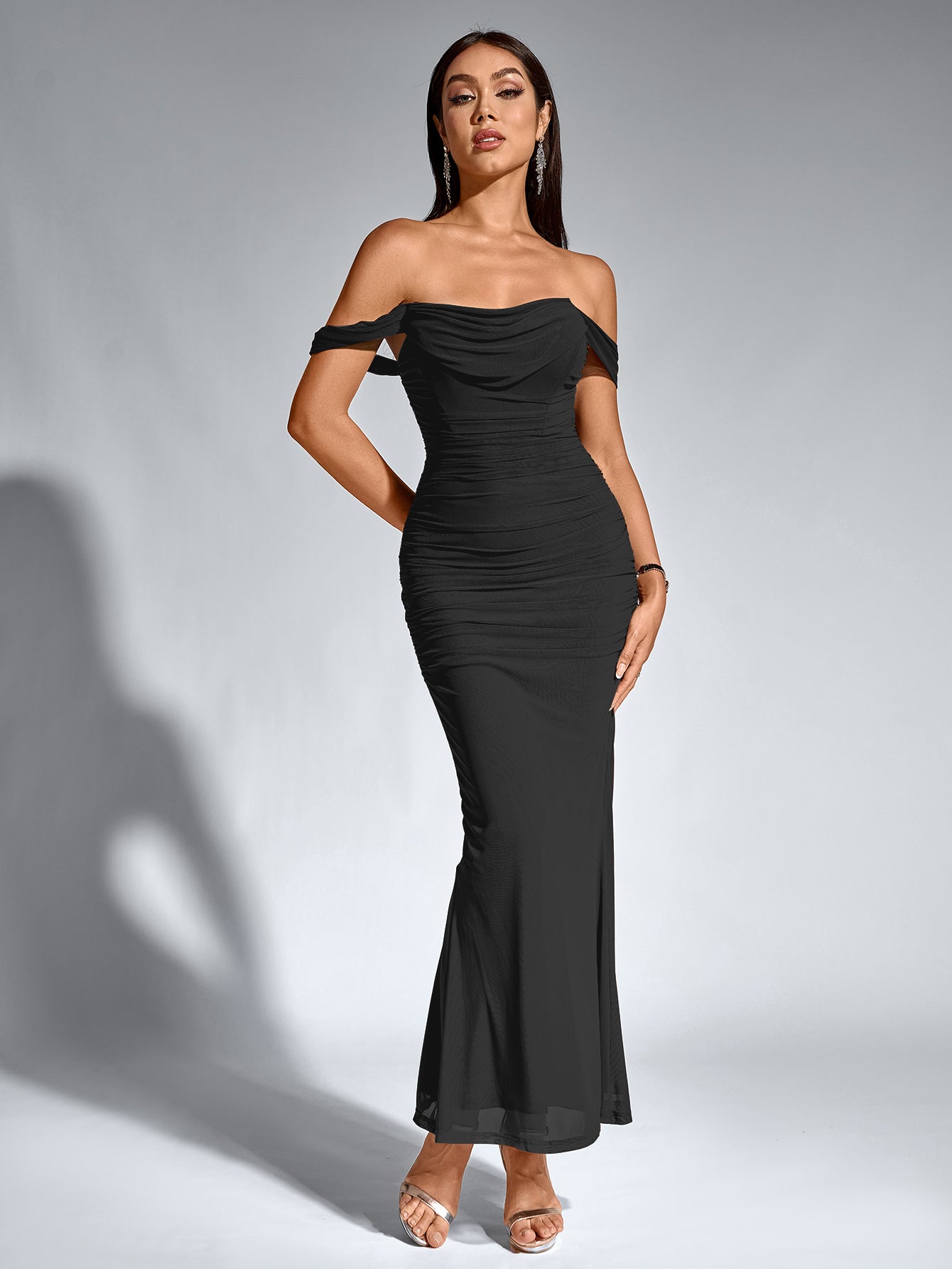 Robe À Épaules Dénudées, Froncée & Zippée Dans Le Dos