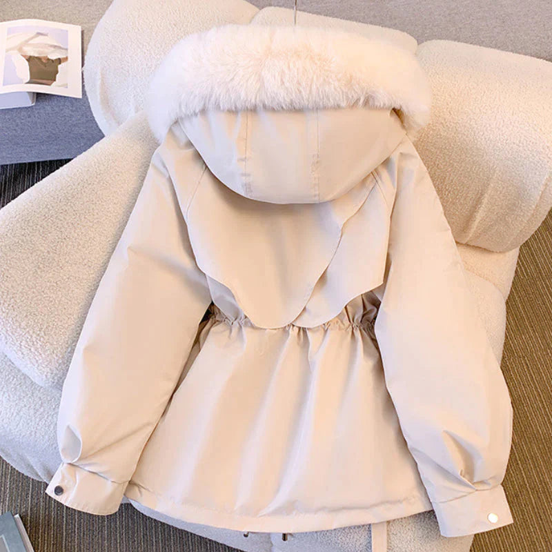 Elegante abrigo Brevine con cuello de piel